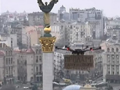 "Продам гараж": у Києві на Майдані в повітрі розмістили оголошення з телефоном посольства РФ (фото)