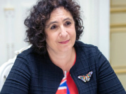 Посол Британії натрапила у київському кафе на круасан «Борис Джонсон» (Фото)