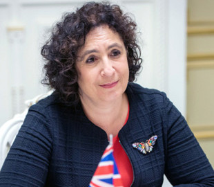 Посол Британії натрапила у київському кафе на круасан «Борис Джонсон» (Фото)