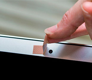 Apple призвала не заклеивать камеры ноутбуков