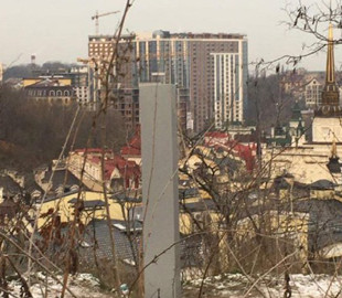 "Срежут на металл. Мы в безопасности": сеть повеселило фото "таинственного" монолита в Киеве