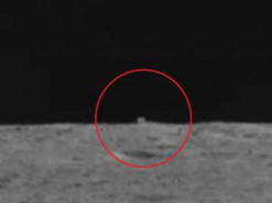 Китайский луноход заметил на горизонте "таинственный дом"