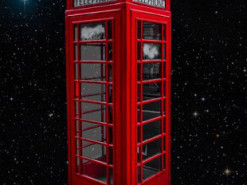 В інтернеті з'явилася червона телефона будка в космосі. Що вона робить