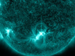 Обсерватория солнечной динамики сделала снимок мощной вспышки на Солнце