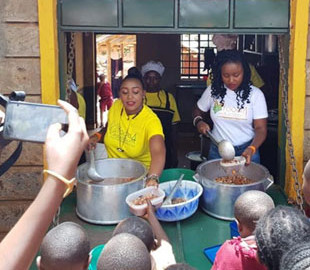В Кении выпустили бесконтактные браслеты для детей