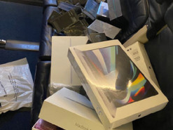 Стюардессы-контрабандистки: украинские бортпроводники перевозили iPhone и MacBook в пакетах с едой и мусором