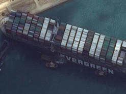 "Тяни, Пятачок": ЧП с контейнеровозом в Суэцком канале высмеяли меткой карикатурой