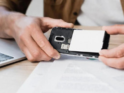 Визначено дату повернення знімних батарей у смартфони – це торкнеться і iPhone