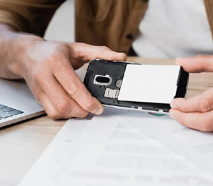 Визначено дату повернення знімних батарей у смартфони – це торкнеться і iPhone