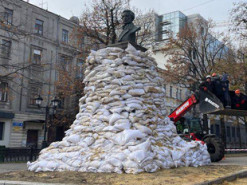 У Харкові пам’ятник Пушкіну обклали мішками з піском: у міській раді пояснили навіщо