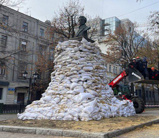 У Харкові пам’ятник Пушкіну обклали мішками з піском: у міській раді пояснили навіщо
