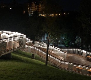 С доступом к Wi-Fi. В Киеве открыли светящуюся лестницу к Андреевскому спуску и Воздвиженке