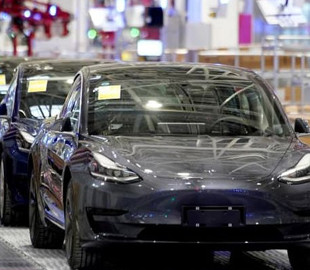 Выручка от продаж электромобилей Tesla в Китае всего в два раза отстаёт от американской
