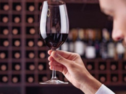 Американські бари винайшли спосіб продавати вино через Zoom