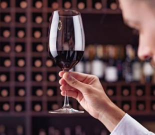 Американські бари винайшли спосіб продавати вино через Zoom