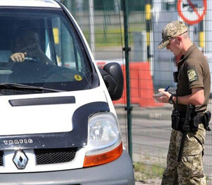Чи можуть виїхати з України чоловіки, зняті з військового обліку: пояснення прикордонників