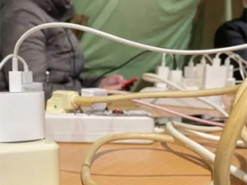 Відключення світла повернулося: як зарядити телефон без електрики