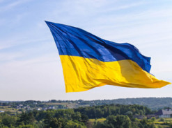 Дрон підняв над Києвом рекордно великий прапор України (Фото)