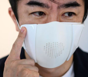 В Японии придумали антиковидную маску-переводчик