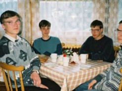Жизнь после "сумасшедшей вечеринки": журналисты нашли всех героев знаменитого мема
