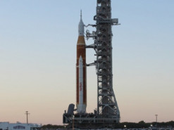 Генеральная репетиция. Ракету SLS с кораблем Orion выкатили на стартовую площадку