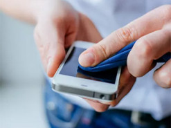 Медики рассказали, какие микробы находятся на смартфонах