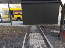 В Киеве высмеяли новую "благоустроенную" остановку на Борщаговке