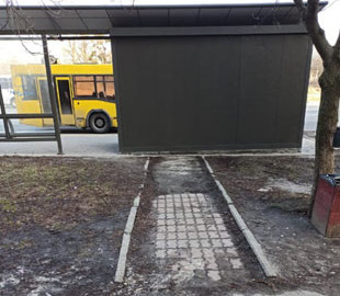 В Киеве высмеяли новую "благоустроенную" остановку на Борщаговке