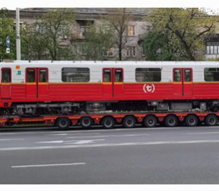 У Київ прибули перші вагони метро з Варшави - як вони виглядають