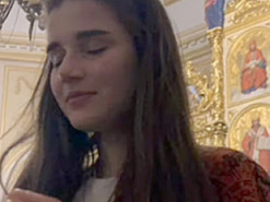 Захотели "хайпануть": в Киеве девушки курили в церкви и тушили свечи