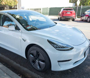 Владельцы дешевых Tesla Model 3 потеряют часть важных функций