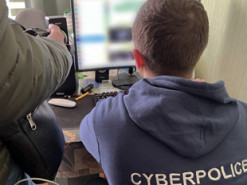 Кіберполіція викрила чоловіка у створенні «вірусу» для викрадення даних користувачів