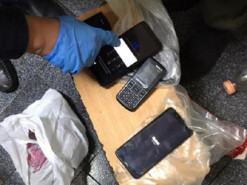 Поліцейські викрили в’язня, який ошукував людей по всій Україні