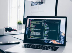 Забудьте про них назавжди. Шкідливі звички, які можуть "вбити" ваш ноутбук