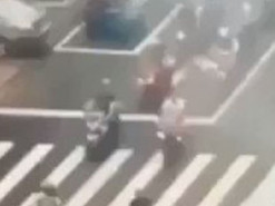 Пользователи сети спорят о необычном видео с исчезающим авто