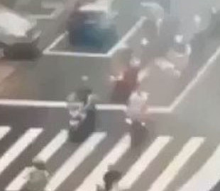 Пользователи сети спорят о необычном видео с исчезающим авто