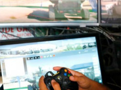 Солдат учат управлять танком с помощью консоли Xbox