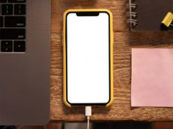 Не тільки довго, а й небезпечно: чому не варто заряджати телефон від ноутбука