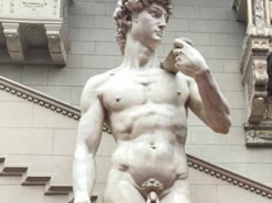 Звинуватили у поширенні порно: у США вчительку звільнили після демонстрації учням статуї Давида