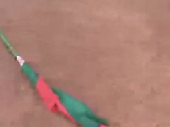 По всій Білорусі люди зривають лукашенківські прапори