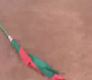 По всій Білорусі люди зривають лукашенківські прапори