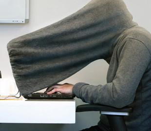 Эксперт объяснил, почему не стоит писать свои имя и фамилию в интернете