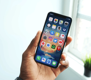 Apple готовит iPhone в корпусе из стекла и клея