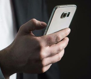 Сотрудникам Белого дома могут запретить пользоваться личными телефонами на работе