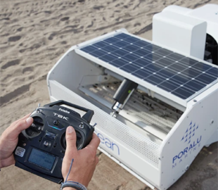 Новый робот просеивает песок, чтобы собрать мелкие кусочки мусора