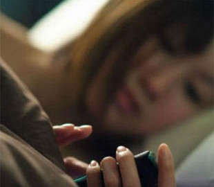 Отказ от телефонов и телевизора по вечерам решает проблему бессонницы