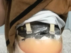 Жінка нелегально намагалася провезти в животі 200 чіпів Intel і девʼять iPhone, прикидаючись вагітною