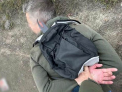 Розклеював листівки з комуністичною символікою по Києву: поліція затримала зловмисника