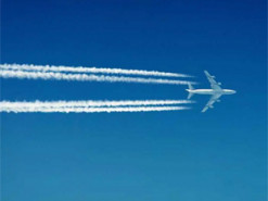 Експерти розповіли, чому літак залишає білі сліди в небі