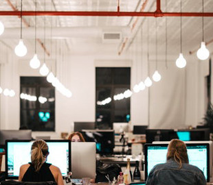 Американская IT-компания сократила 30% украинских специалистов